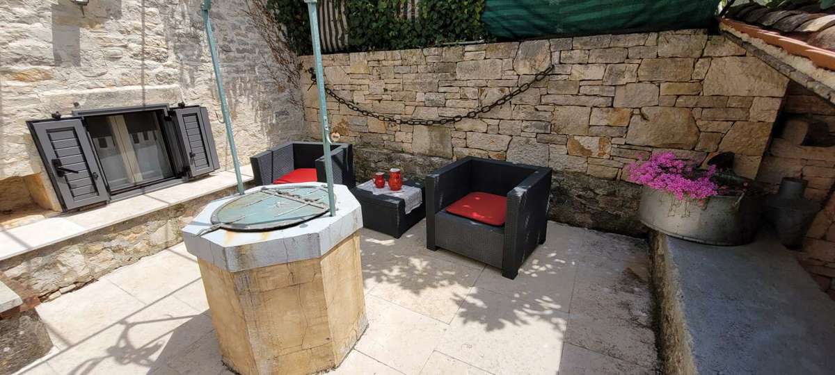 Tenuta con due case in pietra e piscina